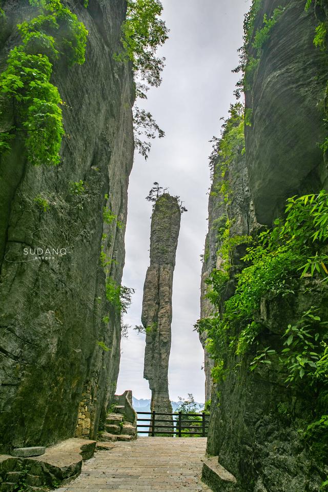 天山神秘大峡谷地貌特征，北纬30度上的大峡谷