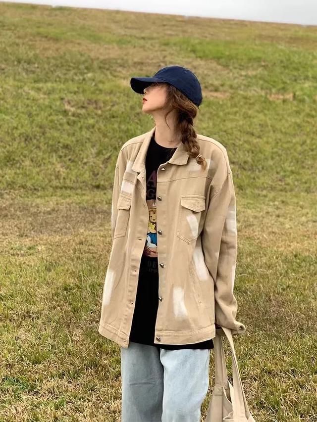 34岁杨幂近照显疲态，次次艳压00后小花