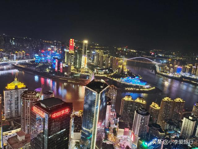重庆解放碑室内游玩景点，重庆大鹅岭景区游人如织