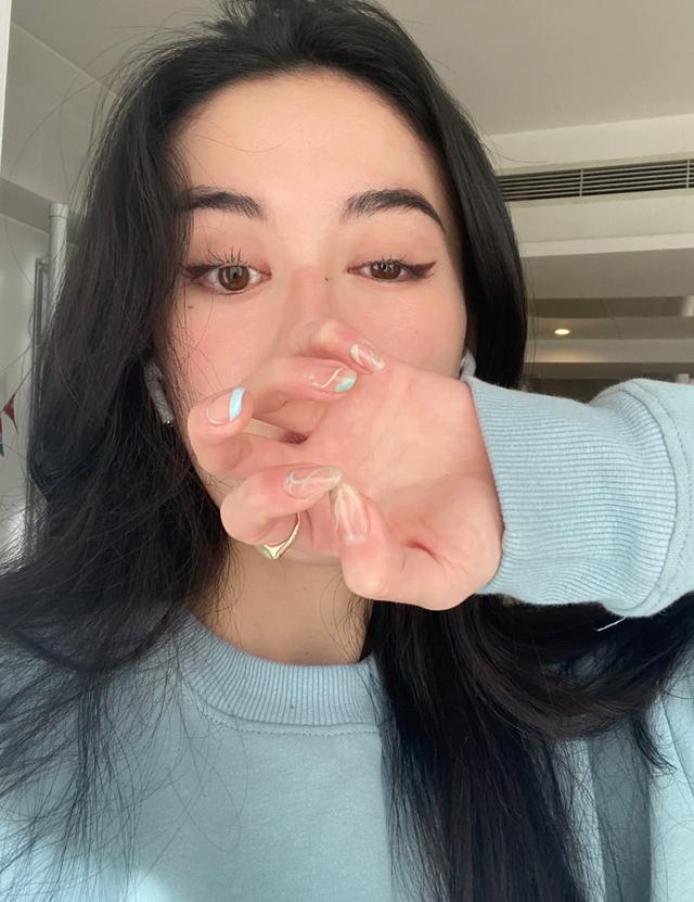 简直太美了非常显手白的一款美甲，20款早春美甲分享