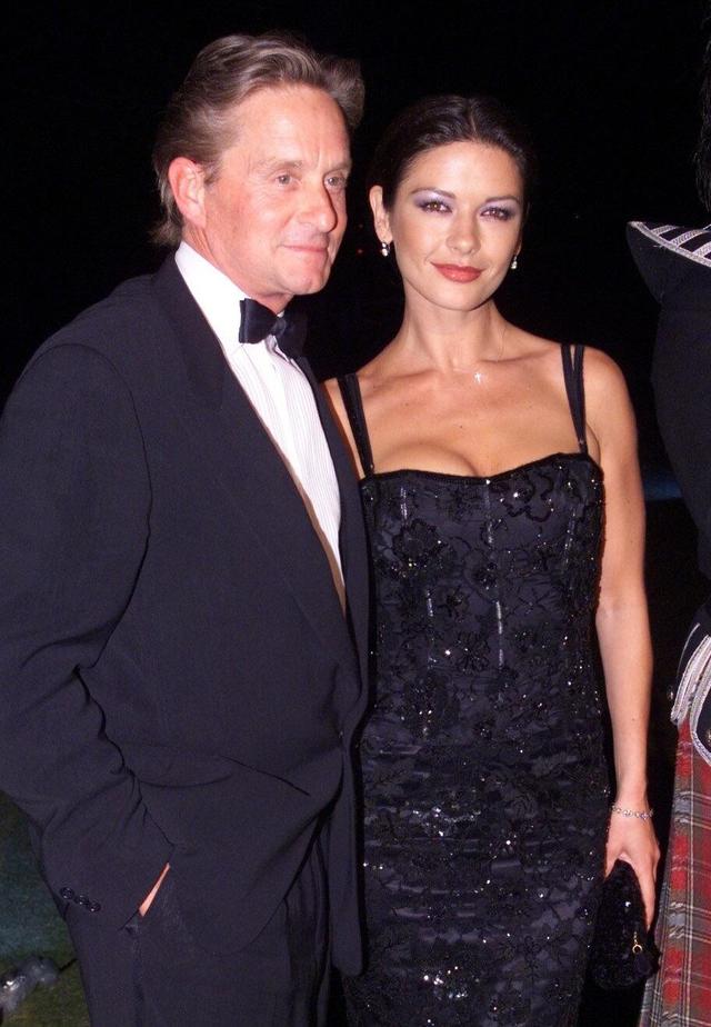 泽塔琼斯年龄多大，22年前泽塔琼斯嫁给道格拉斯