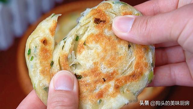 如何做出的葱油饼又香又好吃，家常葱油饼这样做才好吃