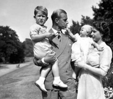 英国女王伊丽莎白二世是谁的子女，英国女王伊丽莎白二世