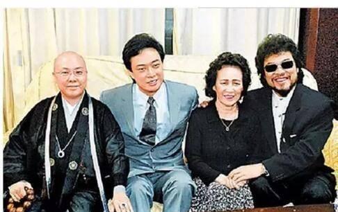 现在小哥费玉清过得怎么样，64岁的费玉清退出神坛