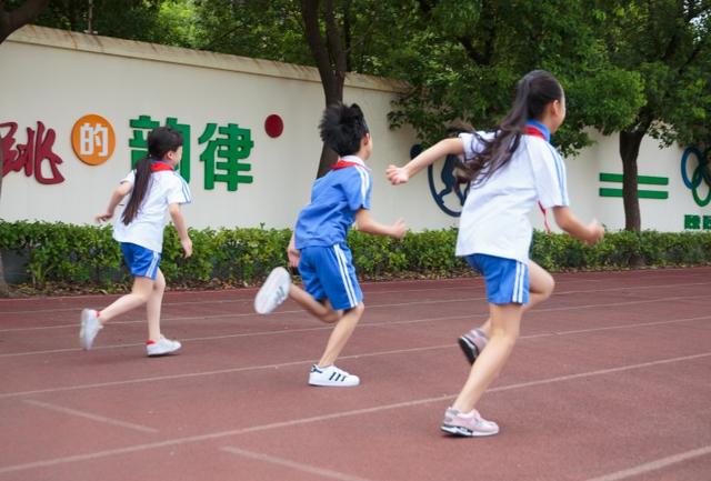 新手怎么练习跑步姿势，体育老师秘籍之