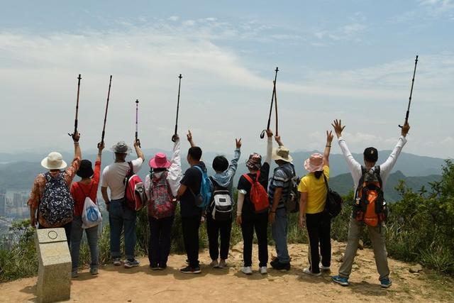 关于深圳梧桐山简介，深圳之巅——梧桐山