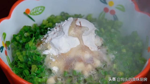 如何做出的葱油饼又香又好吃，家常葱油饼这样做才好吃