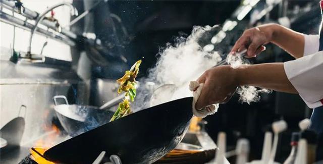 毒铁锅为何屡禁不止，炒菜用的铁锅用哪个比较安全呢
