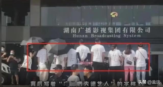 袁咏仪年轻素颜马尾超清曝光，穿“马海毛”毛衣依偎张智霖