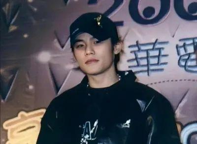 缓缓飘落的枫叶像思念，写给天空的情书周杰伦（枫叶映山红，一川夕阳浓）