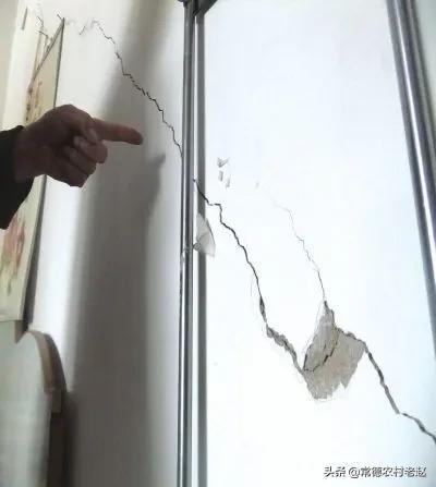 农村自建房屋顶裂缝如何补救，楼板出现的裂缝一定要分得清楚