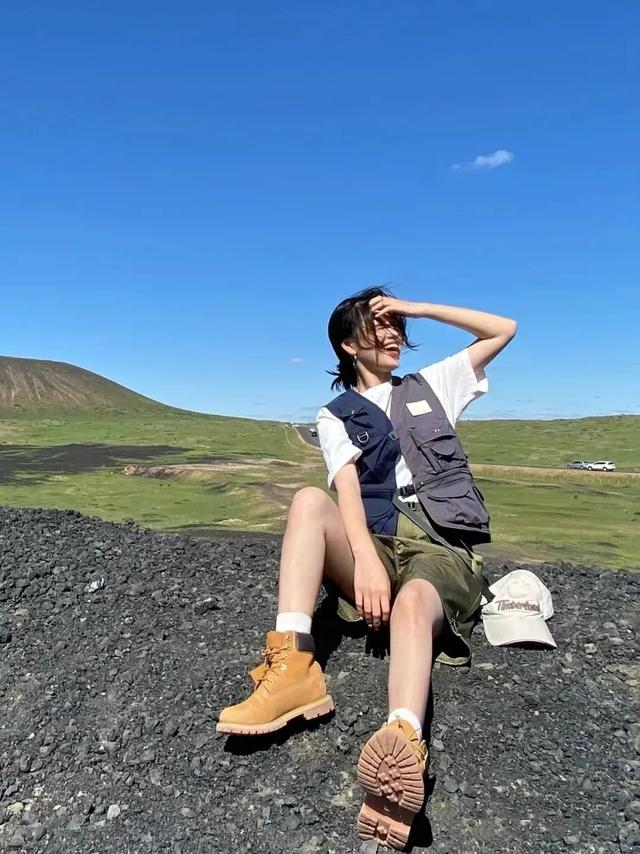 34岁杨幂近照显疲态，次次艳压00后小花