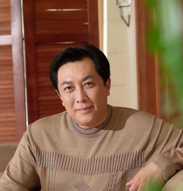 唐国强的妻子是谁，唐国强两段婚姻（唐国强前妻和现任是谁）