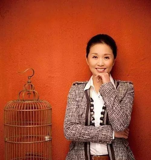 倒追老公恩爱30年，黄菡年轻时（倒追老公恩爱30年无绯闻）