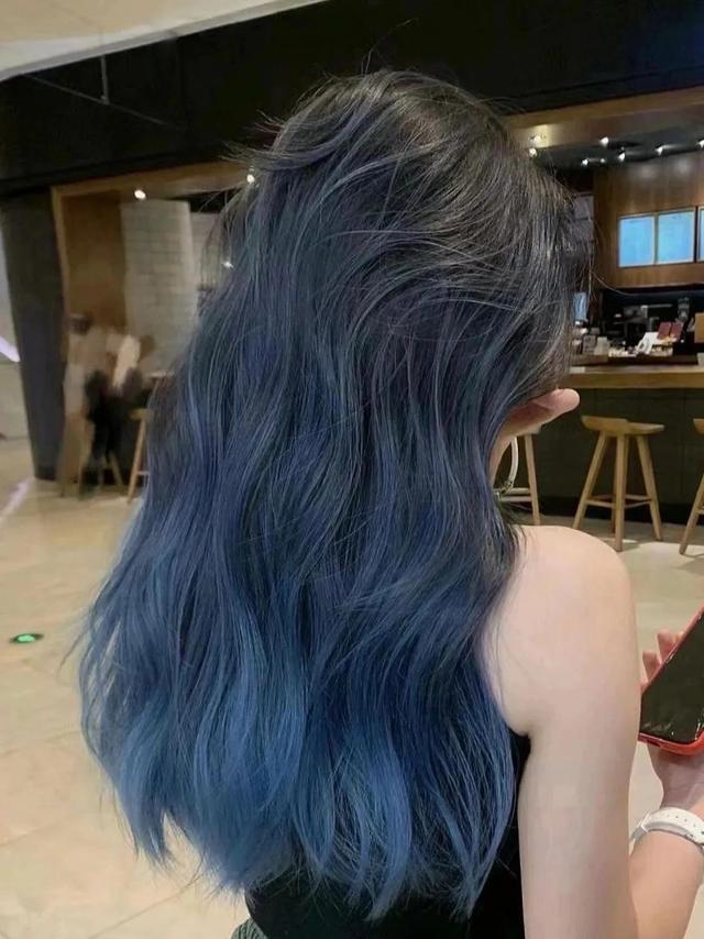 适合染发尾的蓝色系发色，可爱与成熟尽在掌握