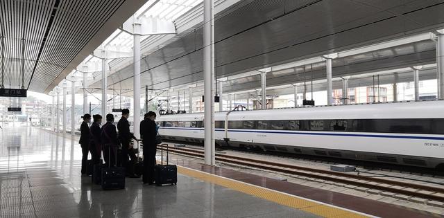 铁路工资待遇怎么样，铁路工作好工资高