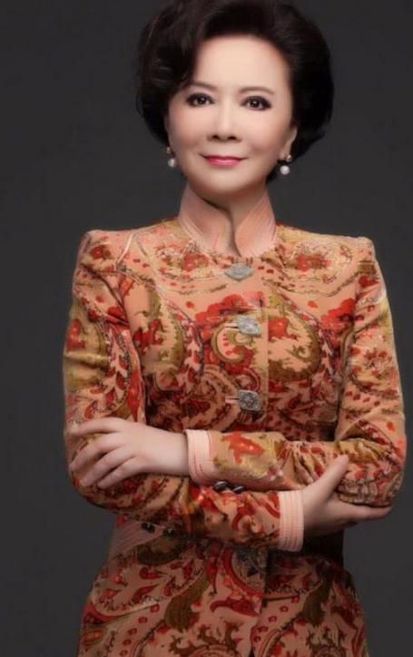 蔡明和老公合照，老公用100封情书追到手