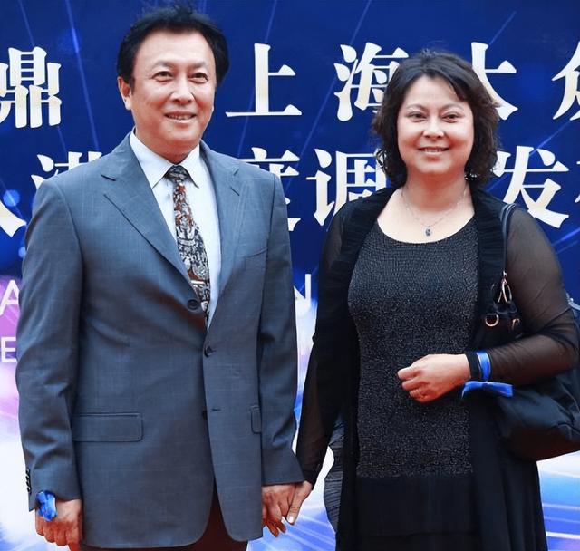 唐国强的妻子是谁，唐国强两段婚姻（唐国强前妻和现任是谁）