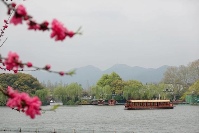 杭州西湖之白堤，“白堤”名出白居易