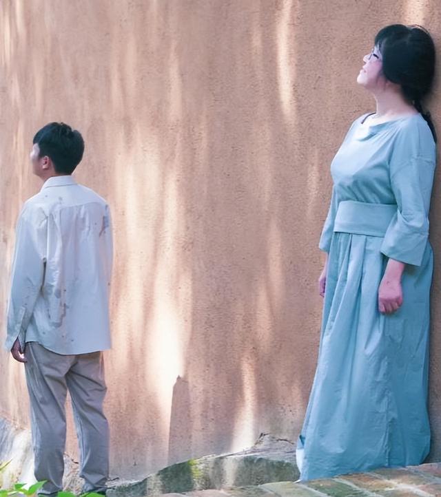 余秀华直播谈杨槠策暧昧，余秀华为躲杨槠策出奇招