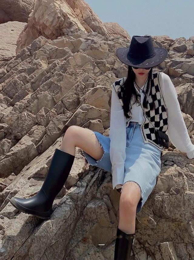 34岁杨幂近照显疲态，次次艳压00后小花