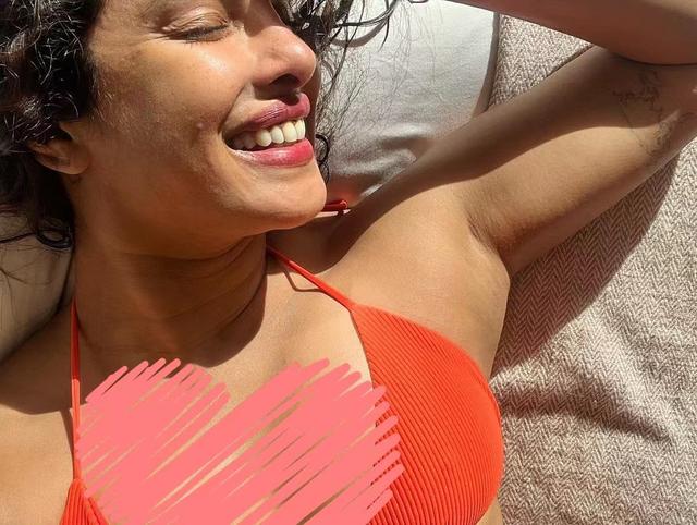 2019年女明星们的红地毯造型，39岁印度国宝级巨星扎丸子头装嫩