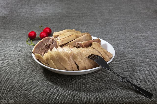 南京盐水鸭怎么吃，南京咸水鸭买回来怎么吃（南京著名的特产）