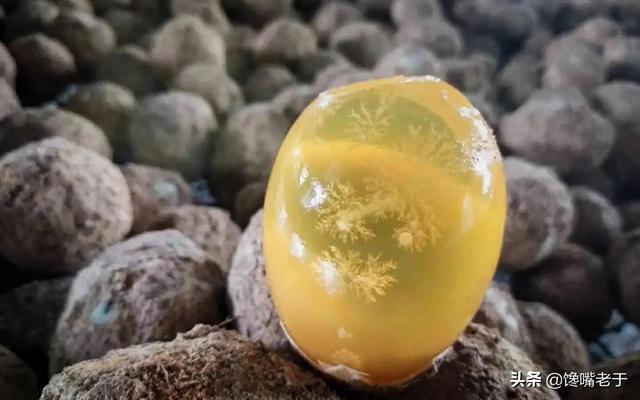 皮蛋能直接吃吗，刚买回家的皮蛋（买回来的皮蛋能直接吃吗）