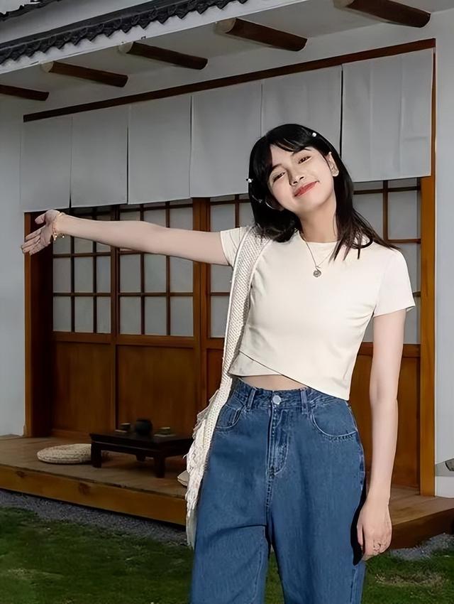 34岁杨幂近照显疲态，次次艳压00后小花