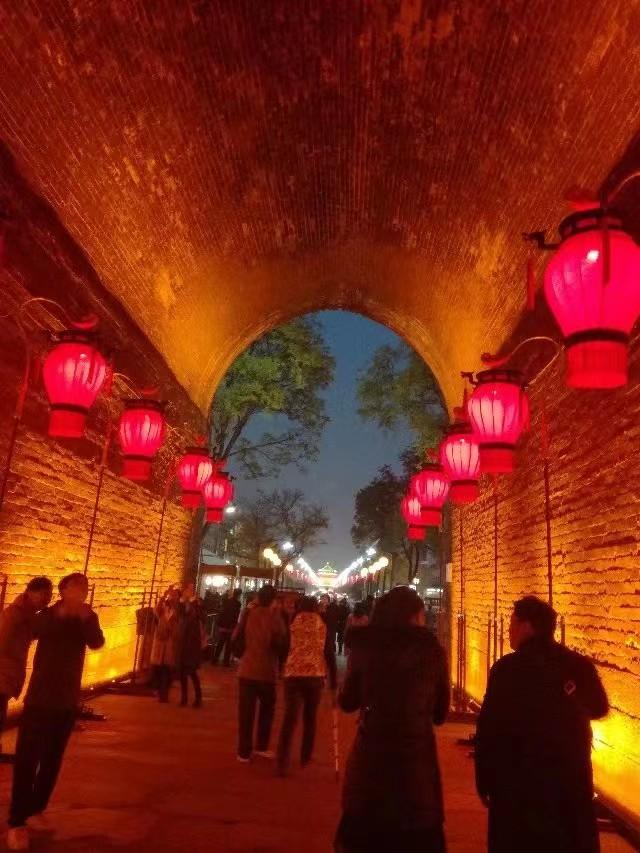 西安古城的历史特色，拥有悠久的历史和浓厚的文化底蕴
