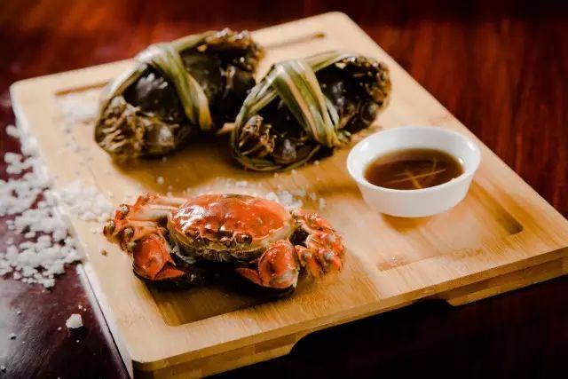 吃大闸蟹的详细吃法，大多数人还不会吃大闸蟹