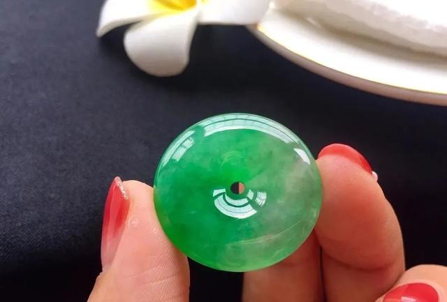 怎么鉴别真假翡翠，翡翠怎么辨别真假的最简单方法（肉眼鉴别翡翠真伪不是难事）