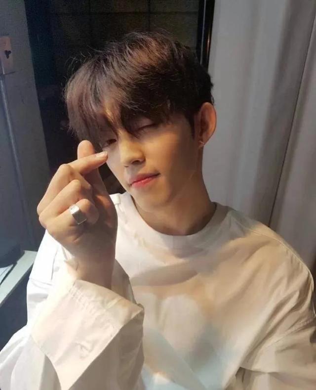 男生怎么变帅变白，三个可以让男生变白变帅的动作