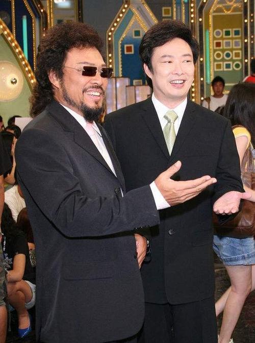 现在小哥费玉清过得怎么样，64岁的费玉清退出神坛