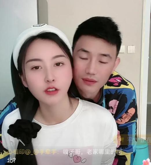 嘎子哥老婆晒一家三口照，说“老婆你是不是又偷摸变漂亮了”