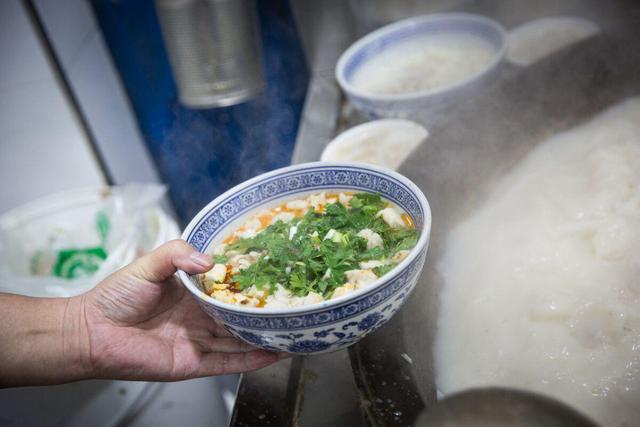 如何做最正宗陕西羊肉泡馍，陕西最正宗的羊肉泡馍让的制作过程