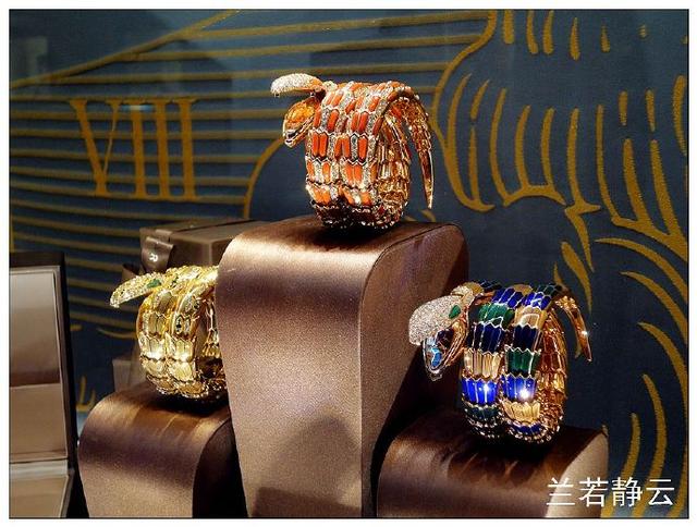 迪拜最大购物中心瀑布，全球最大的迪拜购物中心