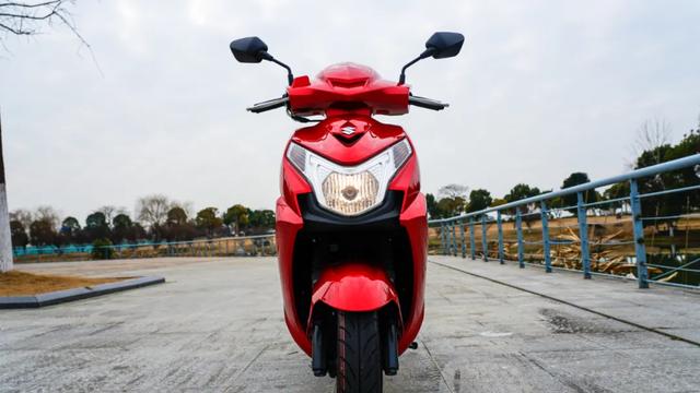 铃木ue125最新评测，一款适合通勤的神车