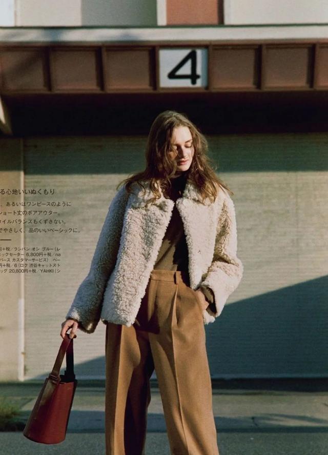 时髦又保暖的羊羔毛外套，没想到今年流行的