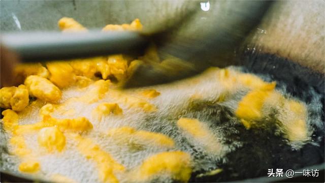 酥肉汤里配什么菜，北方小酥肉可以做汤的做法（冬天吃酥肉的正确方法）