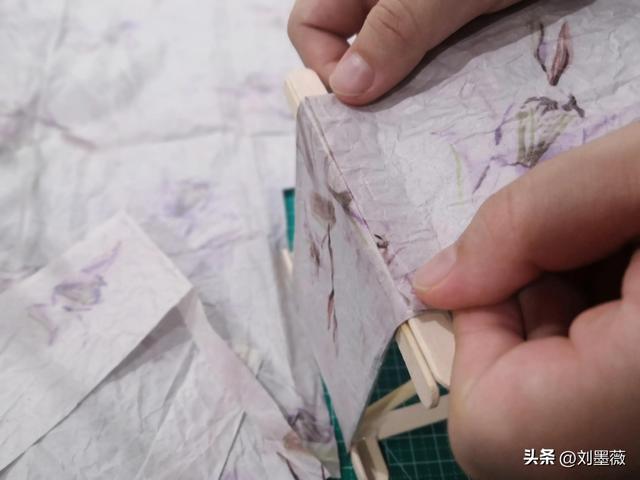 小朋友用气球做一个灯笼，小朋友做了一个氛围感满满的礼物