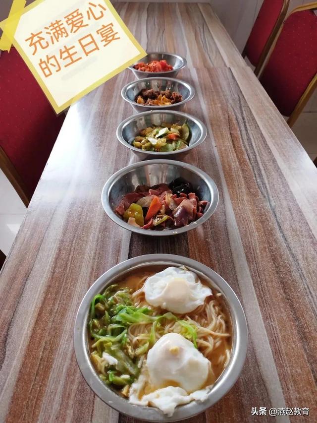 邯郸市四中高考结束现场，校领导为留校师生过生日