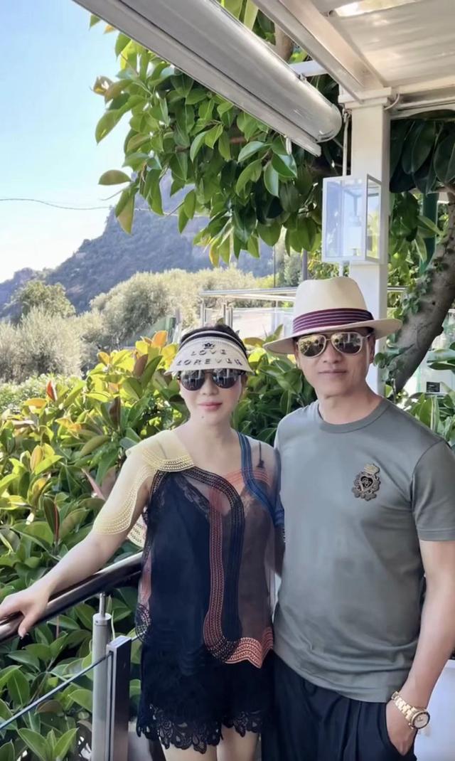 吕良伟和老婆出席活动，吕良伟一家环游各国