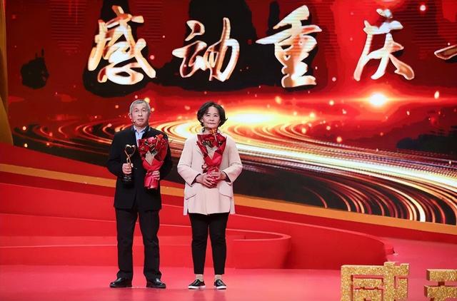 97岁驼背老人现状，97岁杨振宁携妻子出行