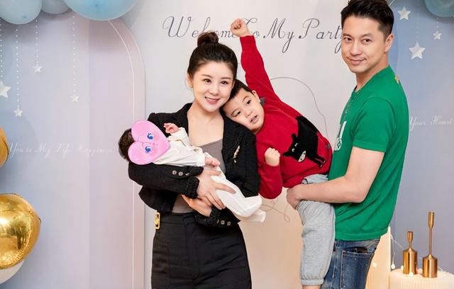 王雷李小萌婚纱照，李小萌和老公婚纱照
