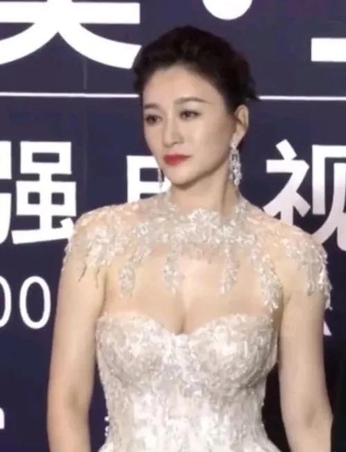 44岁的梅婷现状，44岁梅婷不惧年龄秀香肩