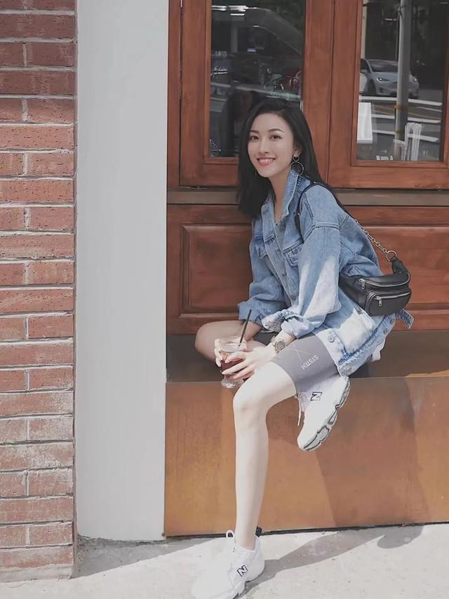 34岁杨幂近照显疲态，次次艳压00后小花