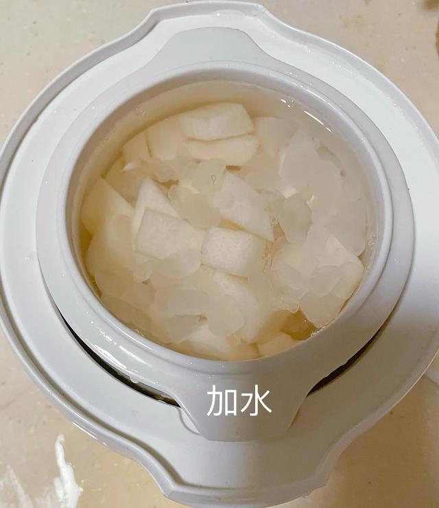 自己怎么熬冰糖雪梨汤，冰糖雪梨的正确做法