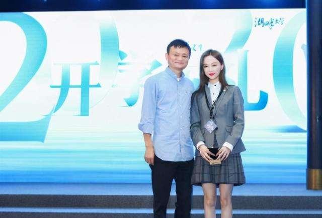 从马云门徒王思聪前女友，网红雪梨和王思聪合照