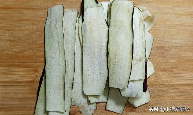 脆皮茄子卷的做法，裹上一层熬好的热汁